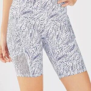 NWT Fabletics Mila High Waisted Pocket Short 9" Small - Shadow Feather Print